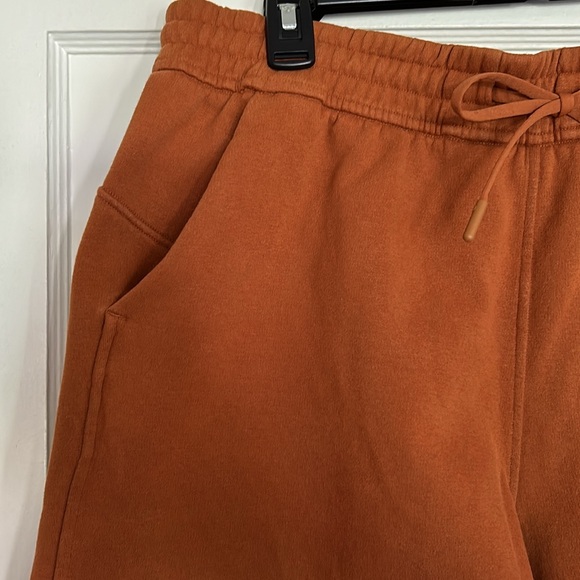 Lululemon cinnamon color fleece lined short pants/ 2 side pockets. No noted flaw - Picture 2 of 8